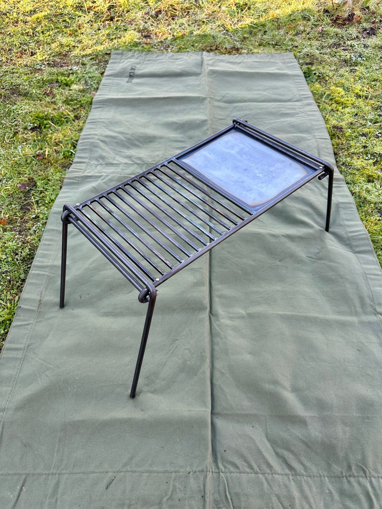 BBQ Grill with skillet plate, folding legs